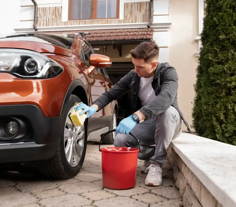 Lavage auto à domicile La Bourdinière-Saint-Loup : professionnel intervenant sur un véhicule